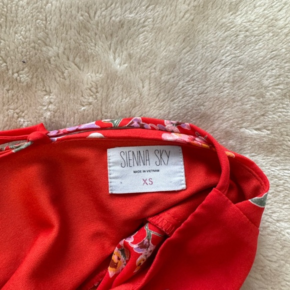 💎2/$20💎 Stunning Red Floral Romper - Picture 7 of 8